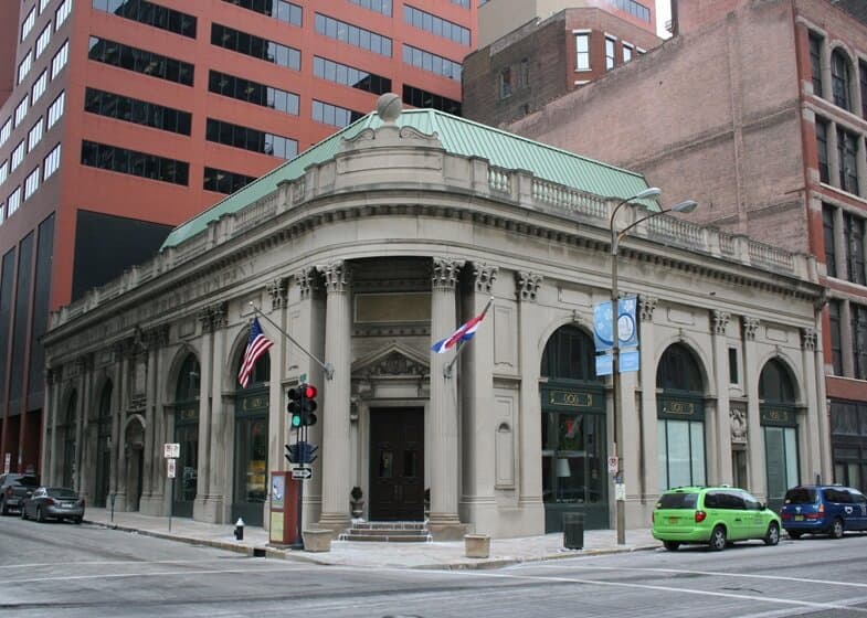 Exterior of building that hosts Opus Virtual Offices located in St. Louis, Missouri