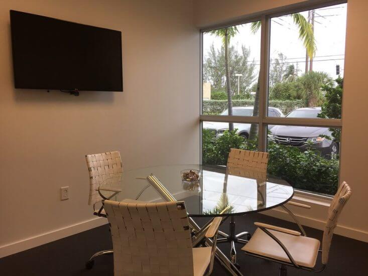 3MeetingRoom-6-733x550.jpg